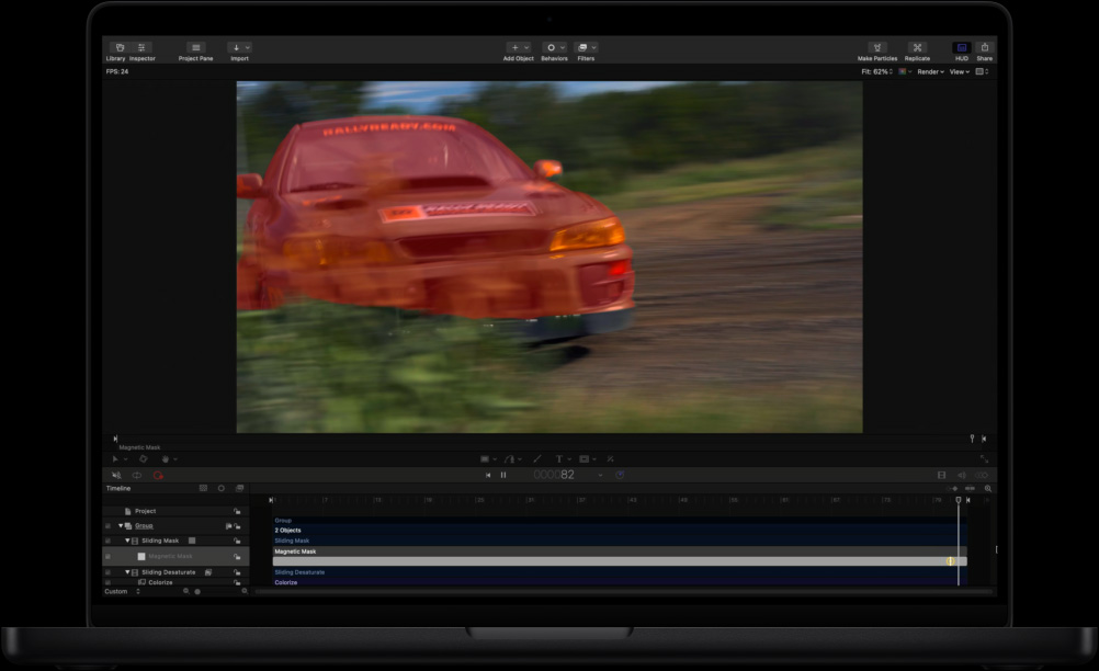 16 Zoll MacBook Pro, der Bildschirm zeigt den Motion Arbeitsbereich mit einem grünen Auto, das durch ein Feld fährt, rote Maske als Überlagerung