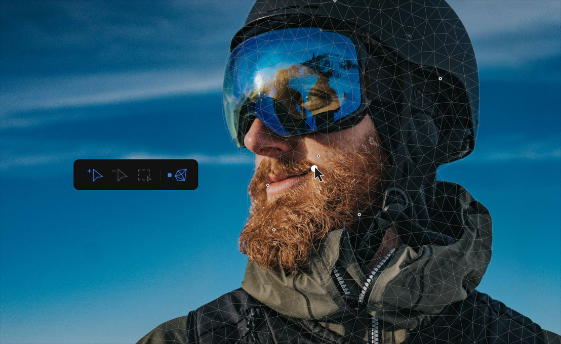 Bild eines Mannes mit Bart, der einen Helm und eine Visierbrille trägt, blauer Himmel im Hintergrund, eine Computermaus bearbeitet das Bild