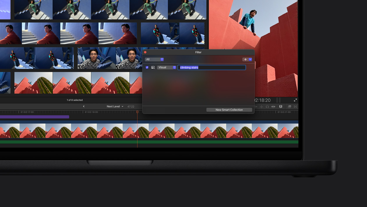 16 Zoll MacBook Pro Display, Demo der visuellen Suche, die alle Bilder von einem Mann oder einer Frau beim Hinaufgehen von Treppen findet