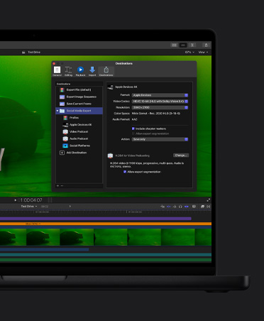 16 Zoll MacBook Pro Bildschirm mit dem Bild eines Autos in stimmungsvollem grünem Licht, ein Fenster zum Exportieren von Dateien ist geöffnet, Videoclips unten