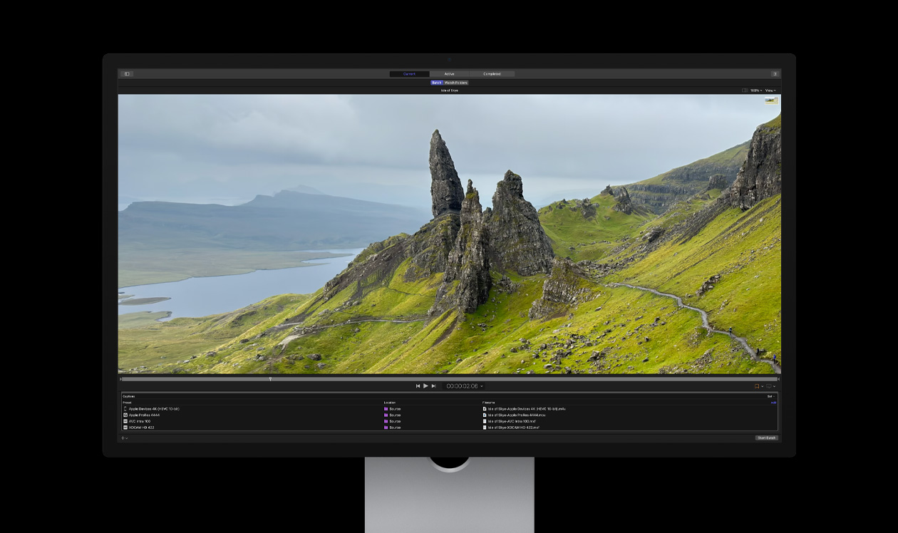 Ein Mac Studio Bildschirm zeigt Compressor, felsige Klippen in einer kargen Küstenlandschaft mit grünem Gras, Demo der Stapelfreigabe