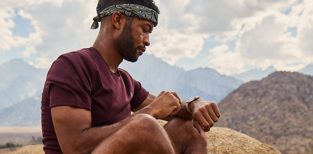 رجل يتفقد ساعة Apple&nbsp;Watch.‏