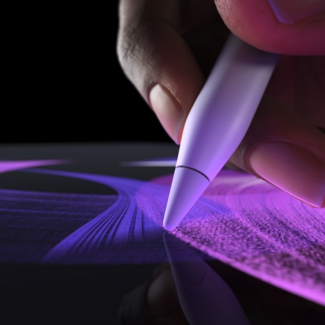人の手がApple Pencil Proを使って、Procreateであざやかなブラシの線を描いている