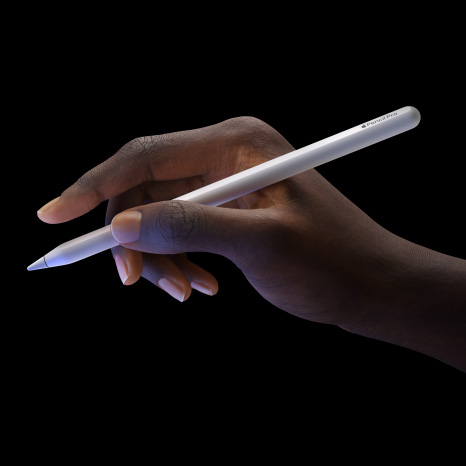 ユーザーがApple Pencil Proを持ち、ダブルタップ機能を使っている