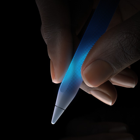 Animácia ceruzky Apple Pencil Pro, pohľad zboku, biela farba, tenký profil, textúrovaná plocha na uchopenie, ruka drží Apple Pencil hrotom dole na ukážku dotykovej citlivosti a haptickej odozvy