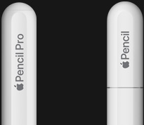 Apple Pencil Pro, pohľad zboku, biela farba, zaoblený koniec s krytom s vygravírovaným textom Apple Pencil Pro, Apple Pencil (USB‑C), pohľad zboku, biela farba, zaoblený koniec s krytom s vygravírovaným textom Apple Pencil