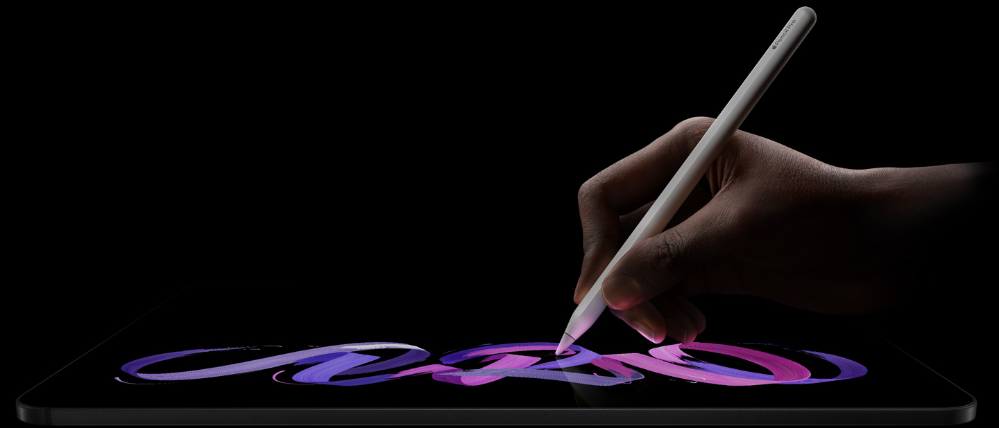 iPad Pro, pohľad spredu, orientácia na šírku, bočný profil, kozmická čierna farba, ruka drží Apple Pencil Pro, biela farba, na displeji kreslí abstraktné fialovoružové vzory
