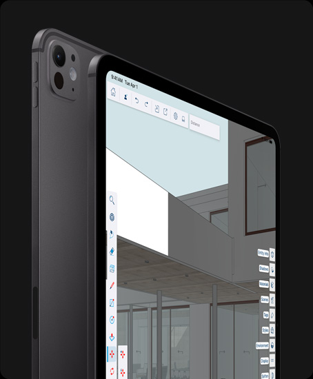iPad Pro, pohľad zozadu, orientácia na výšku, kozmická čierna farba, profesionálna sústava kamery, tlačidlo zvýšenia hlasitosti, tlačidlo zníženia hlasitosti, iPad Pro, pohľad spredu, orientácia na výšku, kozmická čierna farba, čierny rámček displeja, zaoblené rohy, na displeji sa zobrazuje apka na grafický dizajn, naľavo a napravo sú otvorené menu nástrojov a efektov