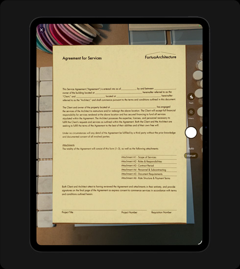iPad Pro, pohľad spredu, orientácia na výšku, kozmická čierna farba, na displeji sa zobrazuje naskenovaný dokument s názvom „Zmluva o službách“ s jasne viditeľnými riadkami na vyplnenie a podpis