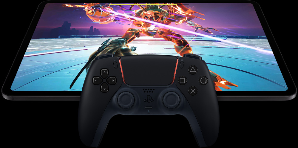 Bezdrôtový ovládač PlayStation na iPade Pro, pohľad spredu, orientácia na šírku, kozmická čierna farba, na displeji je videohra s futuristickým robotom, ktorý drží naružovo žiariaci laserový meč