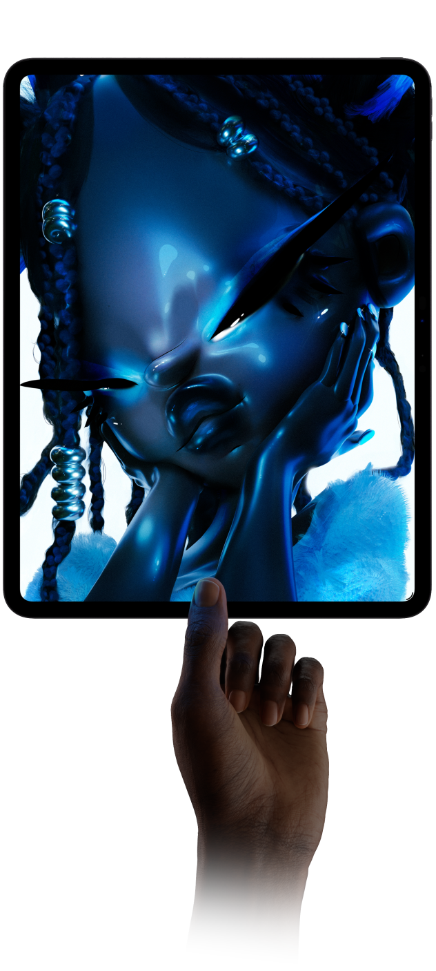 iPad Pro, pohľad spredu, orientácia na výšku, kozmická čierna farba, na obrazovke vidno digitálnu ilustráciu futuristickej postavičky s modrou kožou a vlasmi zapletenými do vrkôčikov, zospodu iPad Pro drží ruka len medzi palcom a ukazovákom na ukážku jeho tenkej konštrukcie
