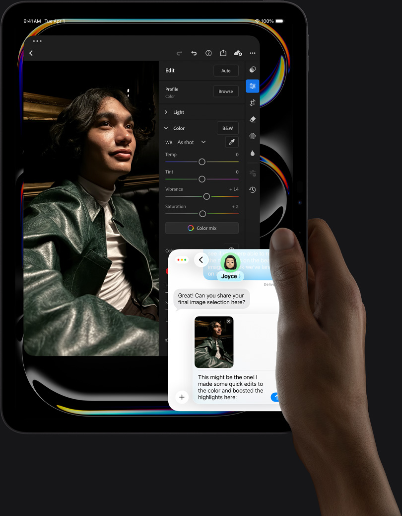 iPad Pro, pohľad spredu, orientácia na výšku, kozmická čierna farba. Drží ho pravá ruka. Na displeji vidno apku na úpravu fotiek s osobou v koženej bunde, nástroje na úpravu a posuvníky. Medzi používateľom a ďalšou osobou, ktorá si prezerá fotku, prebieha konverzácia cez iMessage.