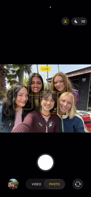 Écran d’un iPhone 17 montrant un selfie de groupe dans la fonctionnalité Cadre centré pour les photos