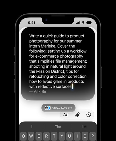 iPhone 17e，螢幕上有一段鍵入的詳盡提示詞，展示可透過「用 Siri 寫字」功能建立草稿