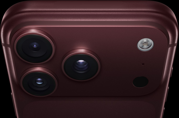 iPhone 18 Pro, warna burgundi, eksterior belakang sebagian dimiringkan untuk menampilkan sistem kamera pro di sudut kiri atas, 3 lensa, mikrofon, lampu kilat