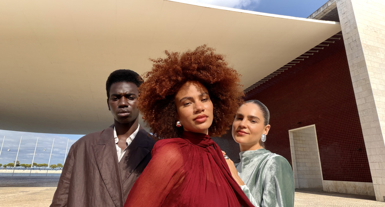 App Cámara del iPhone Air, funcionalidad Encuadre Centrado para fotos con una selfie de tres personas