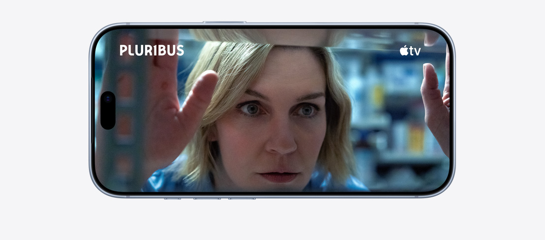 iPhone 18 Pro, parte frontal en posición horizontal, la serie “Pluribus” de Apple TV se reproduce en la pantalla