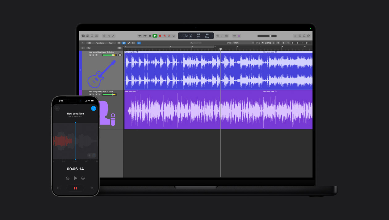 Schermo di un MacBook Pro 16 che mostra uno spazio di lavoro con due file per voce e chitarra, onde sonore; schermo di un iPhone 17 Pro con Memo Vocali di Logic Pro, indicatore di registrazione in rosso, onde sonore, pulsante di riproduzione, idea di una nuova canzone, data e durata