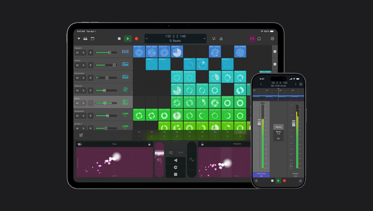 Un iPad e un iPhone affiancati; lo schermo dell’iPad mostra lo spazio di lavoro di Logic Pro con strumenti software, lo schermo dell’iPhone mostra controlli vocali e master