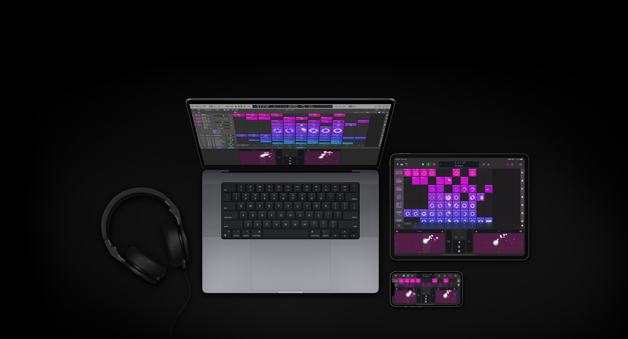 Un MacBook Pro 16, un iPad Pro 13 e un iPhone 16, gli schermi mostrano il mixer di Logic Pro con quadrati viola e rosa che rappresentano diversi livelli audio e suoni; a sinistra dei dispositivi c’è un paio di cuffie 
