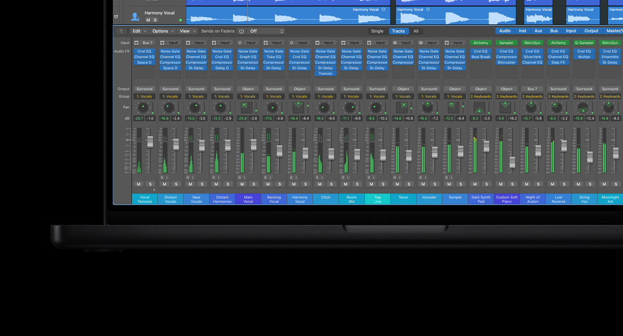 MacBook Pro 16, mixer a 24 tracce con fader, strumenti disposti in basso