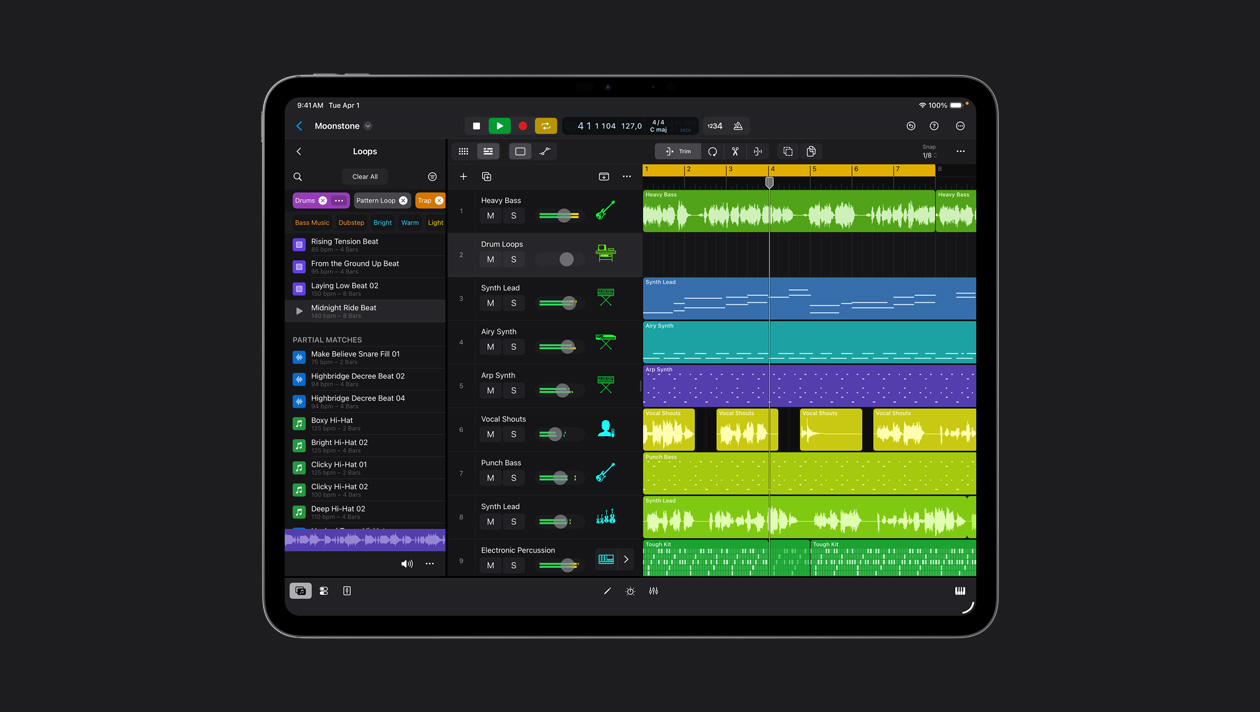 Schermo di un iPad Pro 13 che mostra lo spazio di lavoro in Logic Pro, pannello Loop a sinistra, file di onde sonore di vari colori