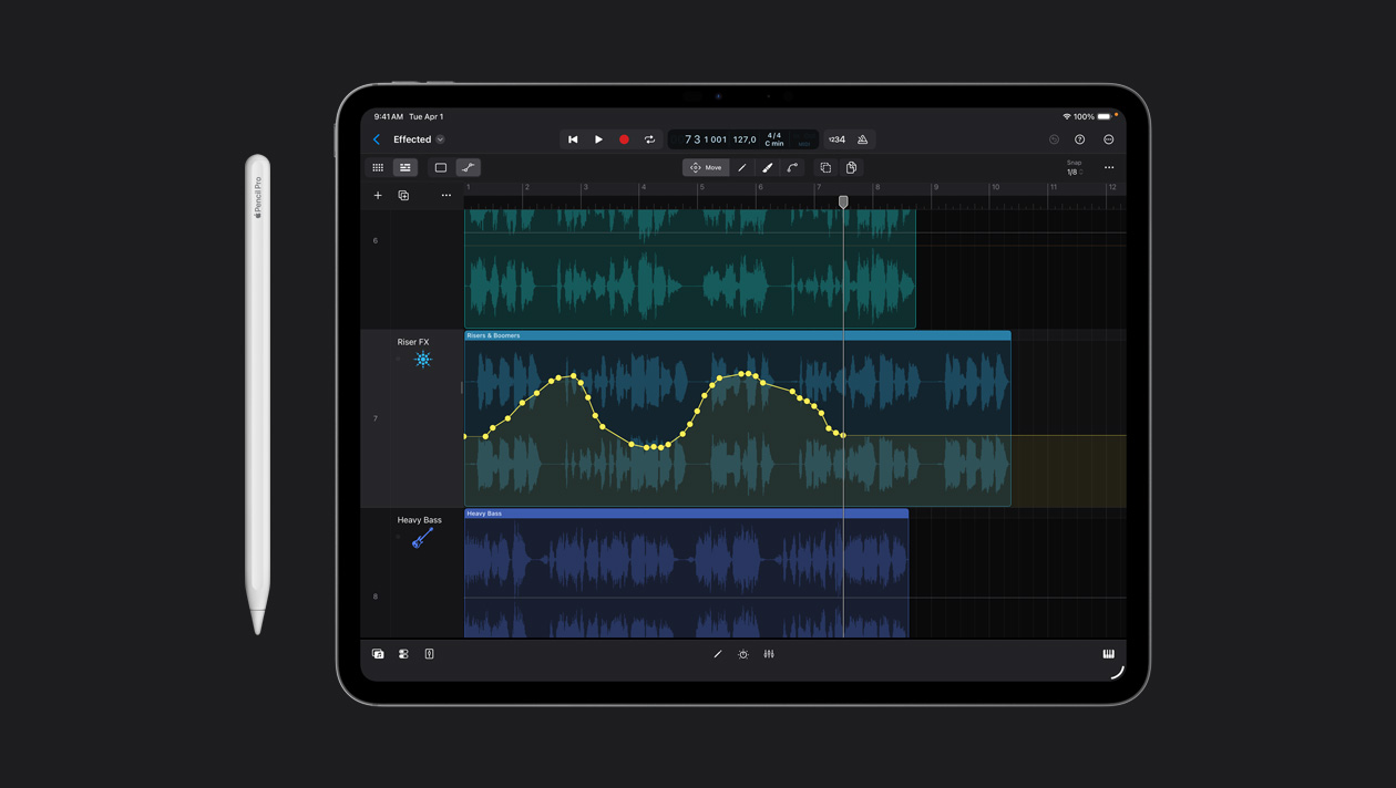 Schermo di un iPad Pro 13 che mostra lo spazio di lavoro con un’onda sonora su cui è tracciato un disegno in Logic Pro, una Apple Pencil a sinistra del dispositivo