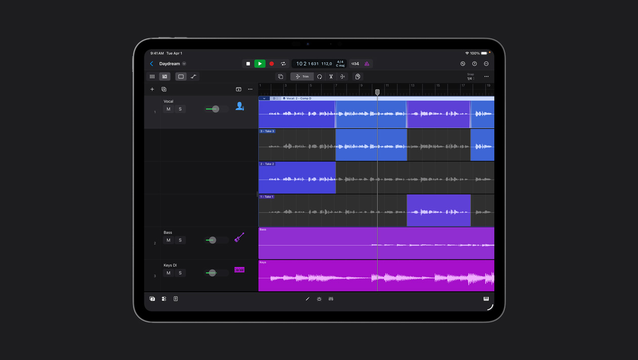Schermo di un iPad Pro 13 che mostra uno spazio di lavoro con file di onde sonore diverse, a sinistra un elenco di strumenti, in alto il pulsante di registrazione 