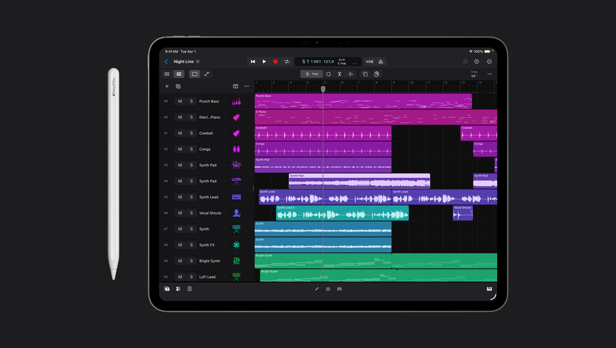 Schermo di un iPad Pro 13 che mostra lo spazio di lavoro di Logic Pro, elenco di diversi strumenti nel pannello di sinistra e le corrispondenti onde sonore in vari colori a destra, Apple Pencil a sinistra del dispositivo