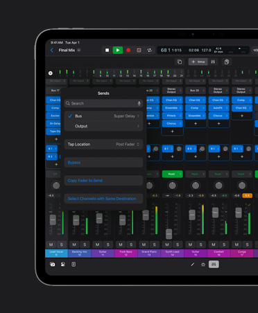 Schermo di un iPad Pro 13 che mostra lo spazio di lavoro di mixaggio con livelli di onde sonore, vari comandi e impostazioni in basso