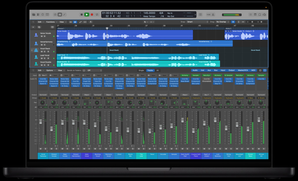 Schermo di un MacBook Pro 16 che mostra lo spazio di lavoro di mixaggio con livelli di onde sonore, vari comandi e impostazioni in basso