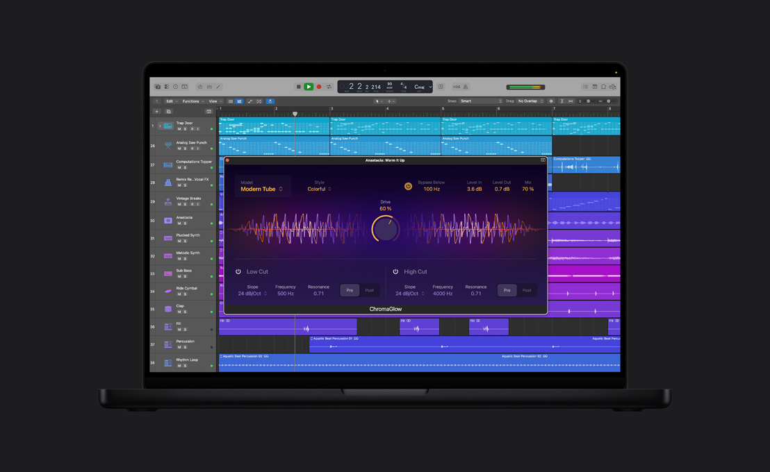 Schermo di un MacBook Pro 16 che mostra ChromaGlow, finestra Anastacia: Warm It Up, modello, stile, bypass sotto, impostazioni Level in, Level out e Mix