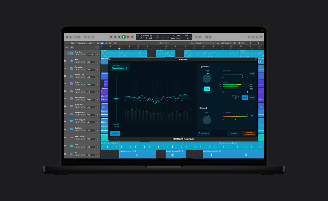 Schermo di un MacBook Pro 16 che mostra Mastering Assistant, finestra Uscita stereo con grafico EQ personalizzato a sinistra, Dinamica e Spread analizzati, regolazioni a destra