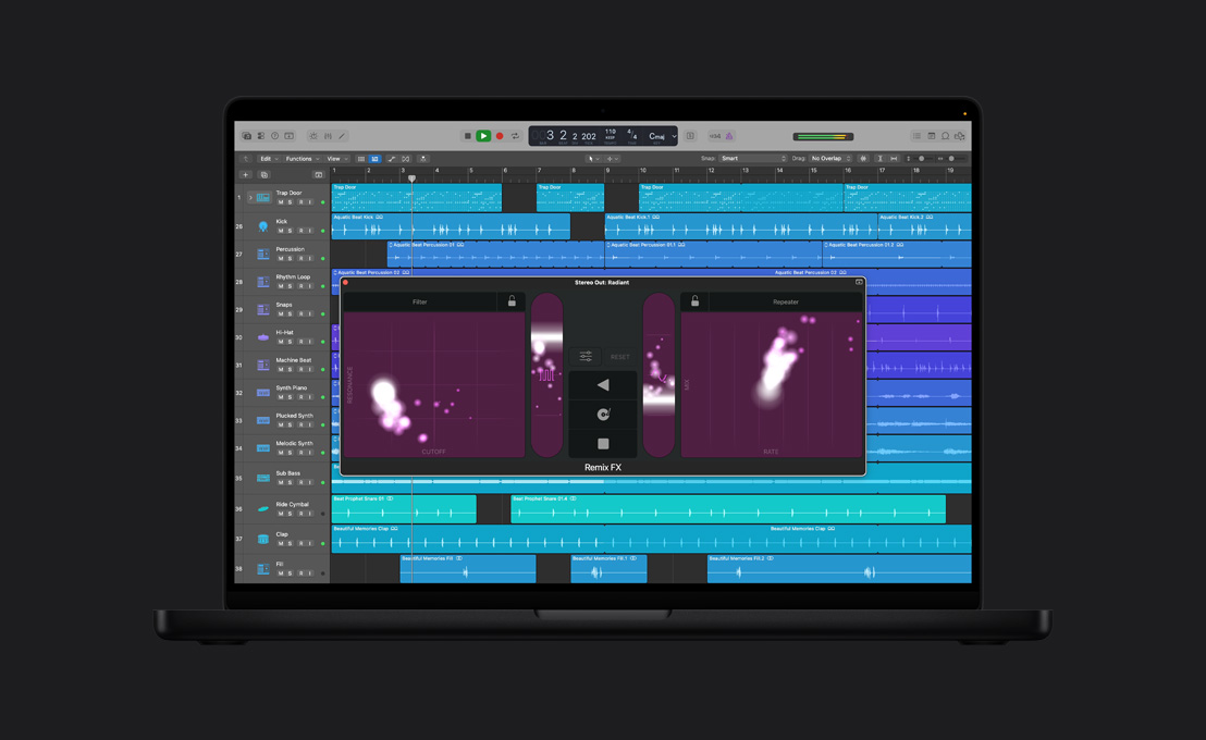 Schermo di un MacBook Pro 16 che mostra Remix FX, finestra Stereo Out: Radiant, Filtro a sinistra, Repeater a destra, riflessi di luce viola