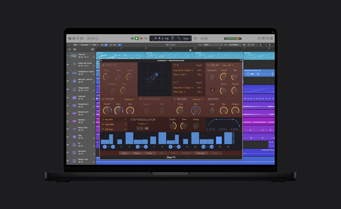 Schermo di un MacBook Pro 16 che mostra Step FX, finestra Anastacia: 3 - Gated Reverse Verb, effetti di modulazione, delay, filtro, distorsione, riverbero e controlli master, grafico blu in basso