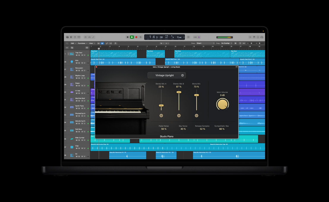 Schermo di un MacBook Pro 16 che mostra Studio Piano, finestra Intro: Vintage Upright - Living Room con un pianoforte nero a sinistra, comandi e controlli