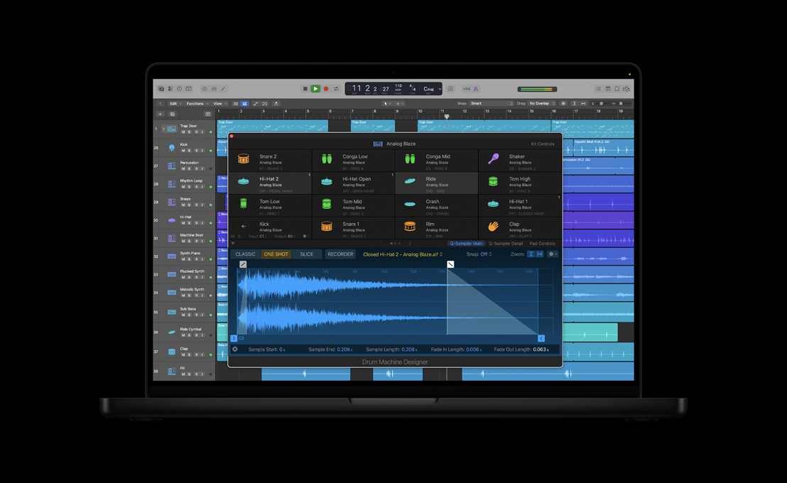 Schermo di un MacBook Pro 16 che mostra Drum Machine Designer, controlli del kit, finestra Analog Blaze con onde sonore e quattro file di vari strumenti
