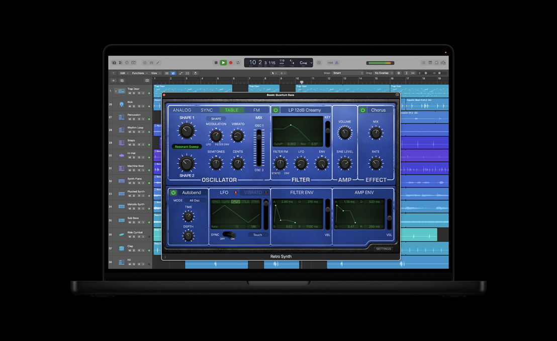 Schermo di un MacBook Pro 16 che mostra Retro Synth, finestra Boom: Quantum Bass, comandi e controlli