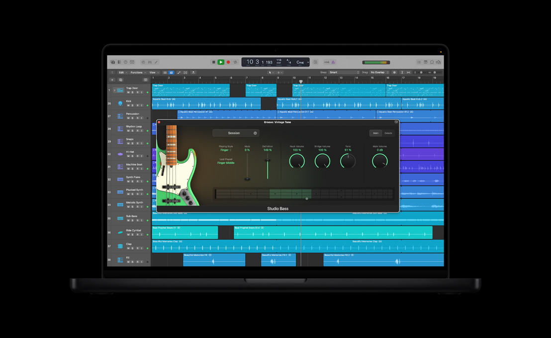 Schermo di un MacBook Pro 16 che mostra Studio Bass, finestra Groove: Vintage Tone con una chitarra elettrica verde a sinistra e comandi principali della sessione