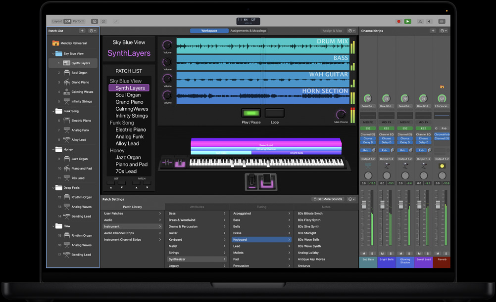 Schermo di un MacBook Pro 16 che mostra lo spazio di lavoro di MainStage, pannello di sinistra con vari file, impostazioni patch con libreria patch di suoni in basso, Channel Strips e controlli a destra