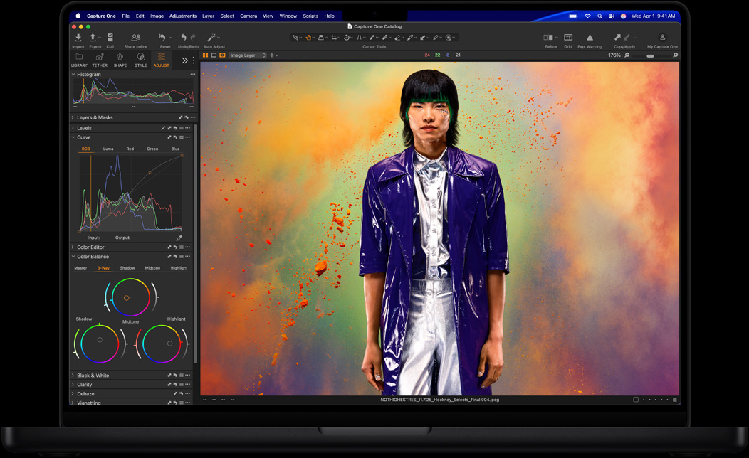 Pantalla de una MacBook Pro que muestra la edición de la foto de una persona en Capture One
