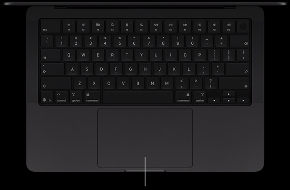 配備 PROLED XDR 顯示器的太空黑 MacBook Pro，呈打開狀態，展示鍵盤和力度觸控板