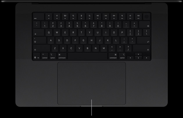 配備 PROLED XDR 顯示器的太空黑 MacBook Pro，呈打開狀態，展示鍵盤和力度觸控板