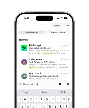 iPhone 17 Pro i farven sølv, vist foran et udvalg af mails hentet ud fra søgningen New York-tur