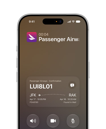 Sølvfarvet iPhone 17 Pro, der viser Siri AI-funktionen Call Context. På skærmen vises bekræftelsesoplysninger fra et flyselskab, mens et opkald er i gang.