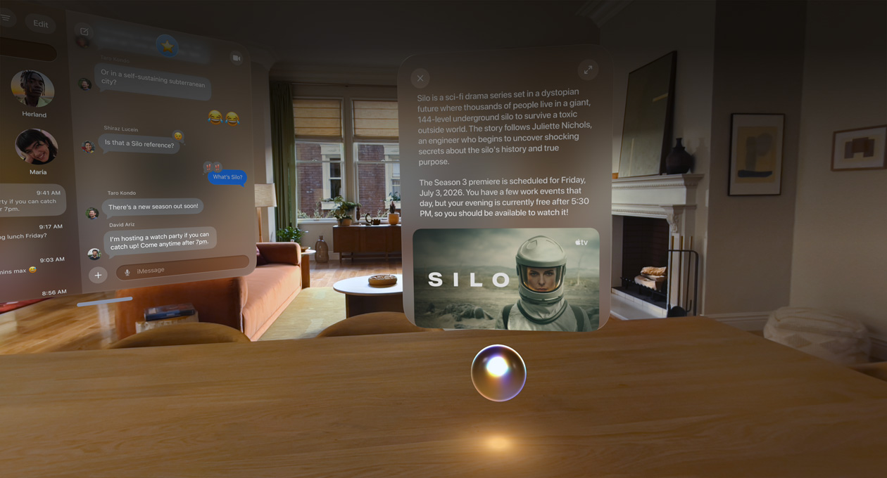 Die Apple Vision Pro wird in einem Wohnzimmer verwendet, auf der linken Seite ist eine Unterhaltung in Nachrichten geöffnet, Siri schwebt über einer Theke, ein Fenster über Siri zeigt eine Anfrage und eine Antwort
