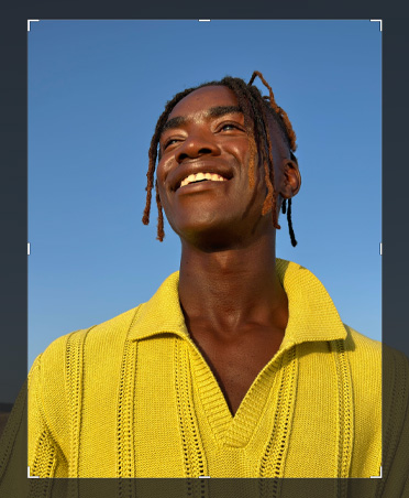 Foto di un uomo con una camicia gialla, strumento di ritaglio