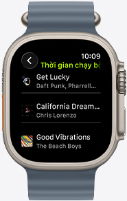 Màn hình Apple Watch hiển thị playlist Fitness+ bao gồm các bài hát của The Weeknd, Skrillex, Justin Bieber và Shawn Mendes